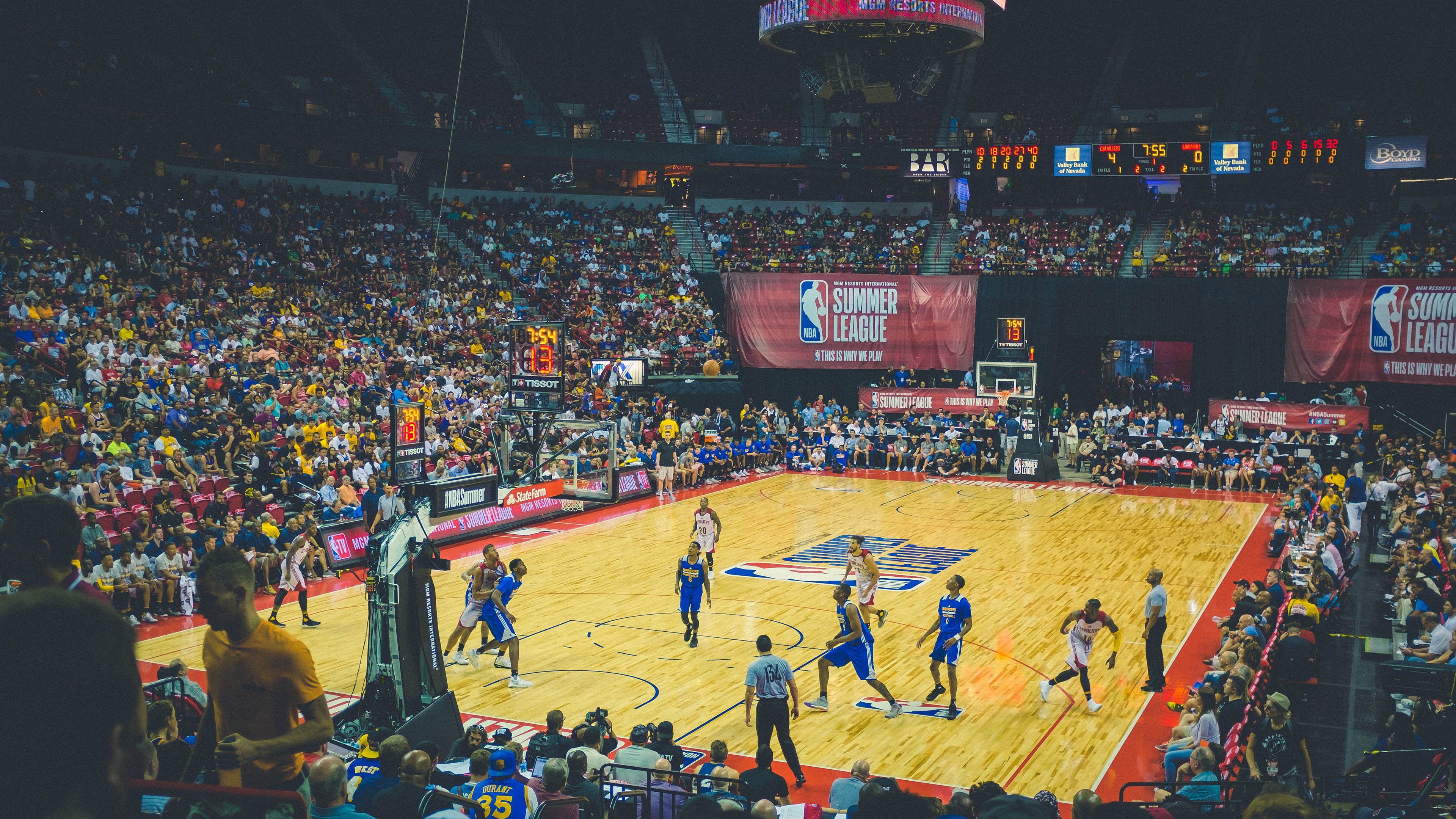 场边摄像机捕捉到战术信号板更换引发战术变化猜测,战术摄像头