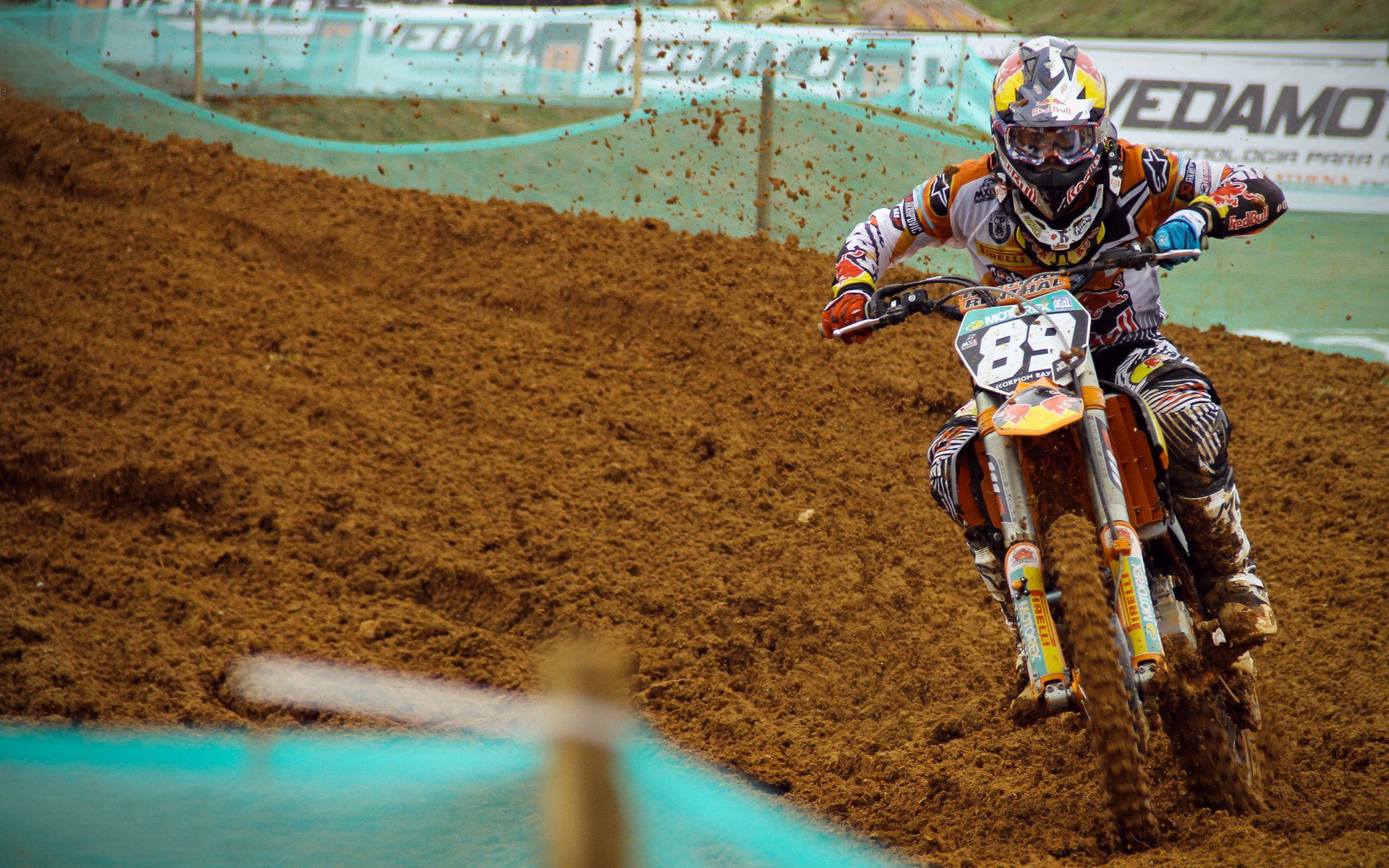 快攻反击节奏快，防守布局冷静，快攻防守人犯规